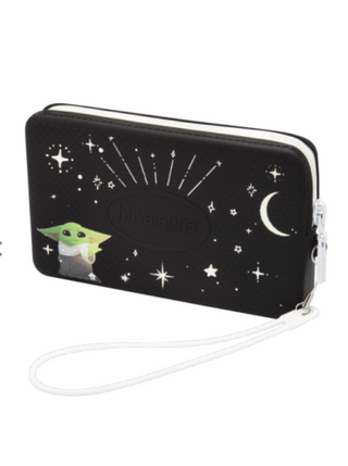 Mini Bag Plus Star Wars in Black  Who can resist the cuteness overload of Baby Yoda? And now in the perfect size bag to carry everyday essentials like your phone, gum, chapstick, and more? Glow in the dark stars make this mini bag out-of-this-world! 100% rubber Signature Havaianas textured rice pattern Dimensions: 6.75” L x 4” H x 1” W Strap drop length: 1.5" Strap drop length 11.8" Strap pattern: greek keys