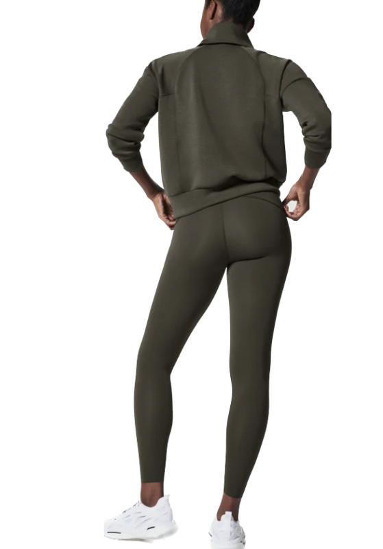 Air Essentials Tapered Pant in Very Black Now with a new name, the AirEssentials collection is made with spacer fabric that’s lightweight, luxuriously soft and ultra drapey. Designed with refined comfort to feel silky against your skin, these ultimate throw-on-and-go styles will take you anywhere and everywhere.Back View     47% Modal 46% Polyester 7% Elastane 