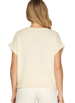 Woman wearing a light yellow t-shirt on a gray background