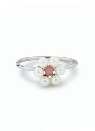 Complete the bitty pear set with the Pura Vida Bitty Pearl Flower Ring. 