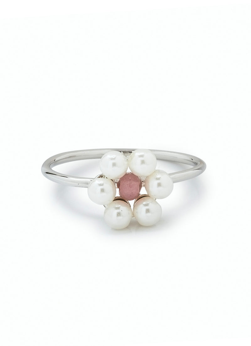 Complete the bitty pear set with the Pura Vida Bitty Pearl Flower Ring. 