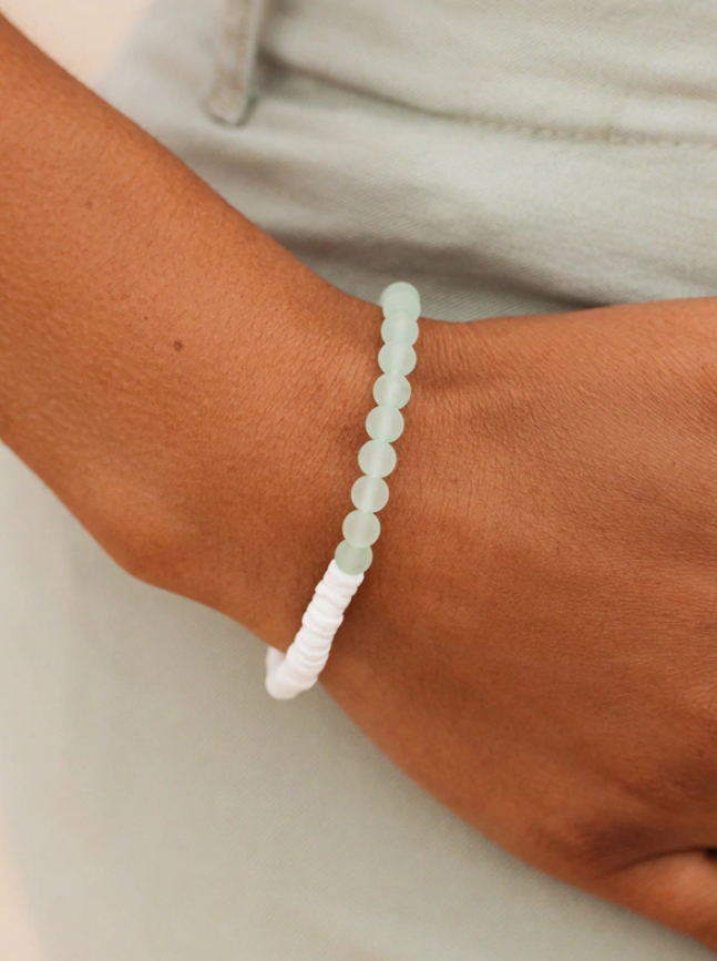 Pura Vida Puka Shell & Frosted Bead in Green